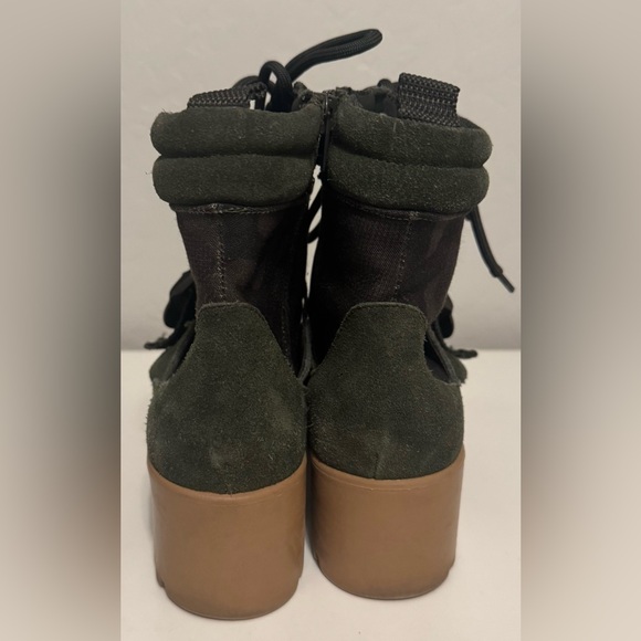 Steve Madden women’s Stylish Camouflage combat Boots - Picture 5 of 8